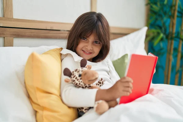 Schattig Spaans Meisje Dat Een Boek Leest Bed Slaapkamer — Stockfoto