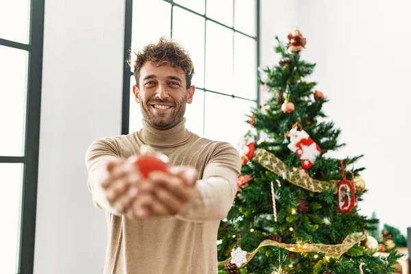 Junger Hispanischer Mann Lächelt Selbstbewusst Weihnachtsbaum Hause Schmücken — Stockfoto