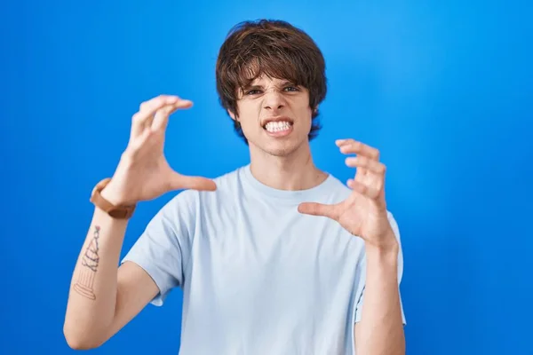 Hispanic Young Man Standing Blue Background Shouting Frustrated Rage Hands — Stock Photo, Image