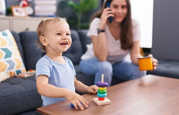 Anne Oğlu Akıllı Telefondan Konuşuyor Evde Kahve Içip Oynuyorlar — Stok fotoğraf
