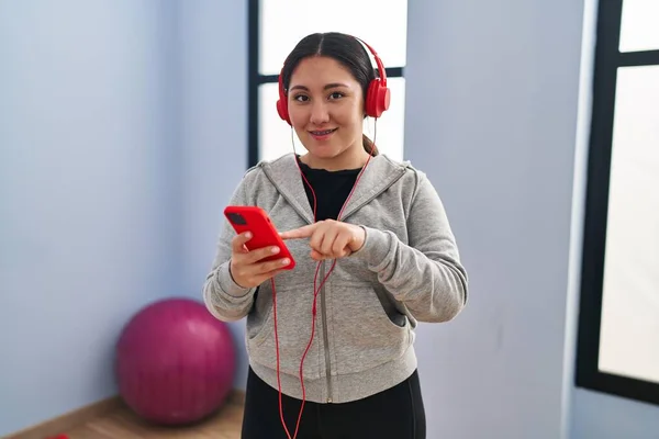 Young Hispanic Woman Smiling Confident Listening Music Training Sport Center — Stockfoto