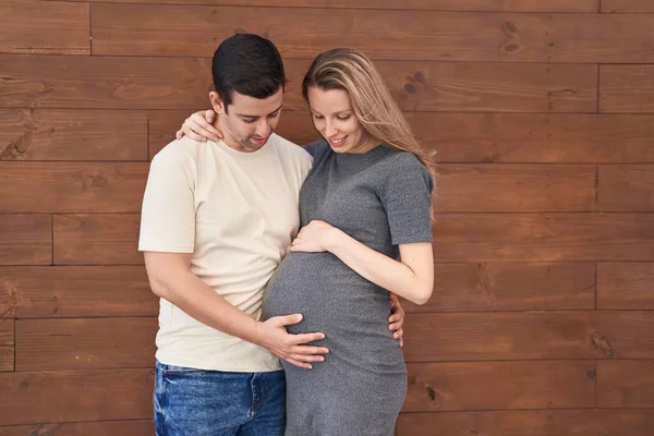 Mann Und Frau Umarmen Sich Und Erwarten Baby Auf Isoliertem — Stockfoto