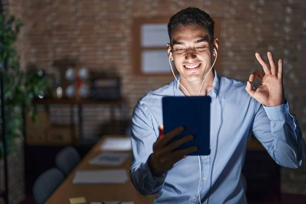 Hombre Hispano Guapo Trabajando Oficina Por Noche Sonriendo Positivo Haciendo —  Fotos de Stock