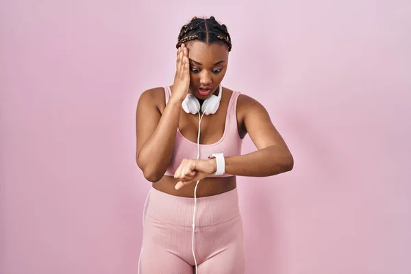 Afrikansk Amerikansk Kvinna Med Flätor Bär Sportkläder Och Hörlurar Tittar — Stockfoto