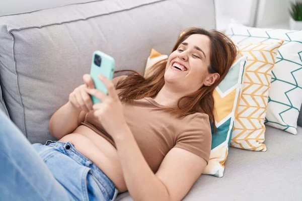 Giovane Donna Utilizzando Smartphone Sdraiato Sul Divano Casa — Foto Stock