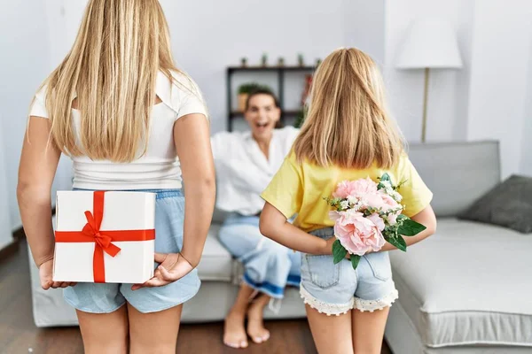 Mother Daughters Smiling Confident Suprise Gift Flowers Back Home — Foto de Stock