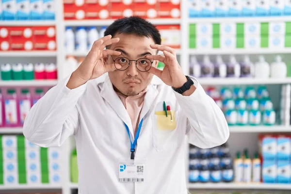 Chiński Młody Człowiek Pracuje Aptece Apteki Próbuje Otworzyć Oczy Palcami — Zdjęcie stockowe