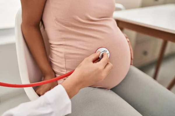 Young Latin Woman Pregnant Doctor Auscultating Belly Clinic — Stock Photo, Image