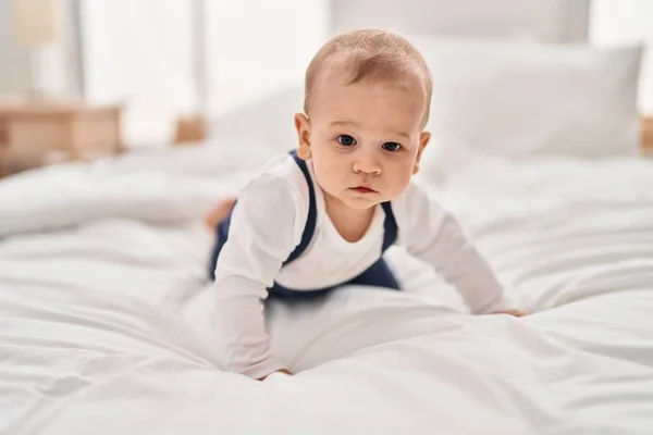 Liebenswertes Kleinkind Krabbelt Auf Bett Schlafzimmer — Stockfoto
