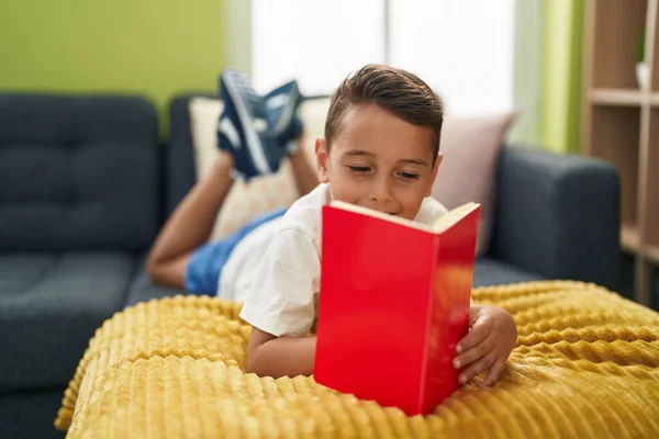 Imádnivaló Spanyol Kisgyerek Könyvet Olvas Otthon Kanapén — Stock Fotó