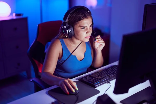 Young Beautiful Hispanic Woman Streamer Playing Video Game Using Computer —  Fotos de Stock