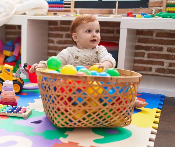 Entzückend Rotschopf Kleinkind Spielen Mit Bällen Sitzen Auf Boden Kindergarten — Stockfoto
