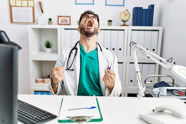 Young Man Beard Wearing Doctor Uniform Stethoscope Clinic Angry Mad — Fotografia de Stock