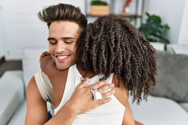 Mężczyzna Kobieta Para Uśmiechając Pewny Siebie Przytulając Się Domu — Zdjęcie stockowe