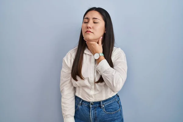Young Latin Woman Standing Blue Background Touching Painful Neck Sore — ストック写真