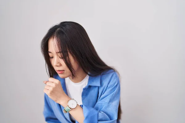 Young Chinese Woman Standing White Background Feeling Unwell Coughing Symptom — Foto de Stock