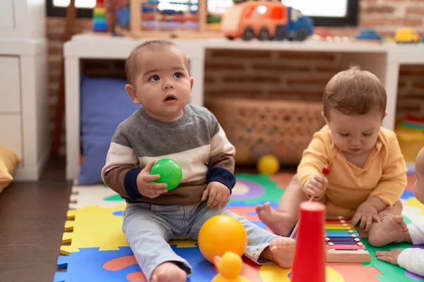 Zwei Kleinkinder Spielen Kindergarten Mit Ball Und Xylophon — Stockfoto