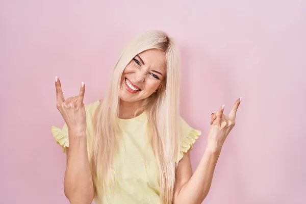 Caucasian Woman Standing Pink Background Shouting Crazy Expression Doing Rock — ストック写真