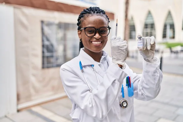 African American Woman Doctor Smiling Confident Holding Covid Vaccine Street — ストック写真