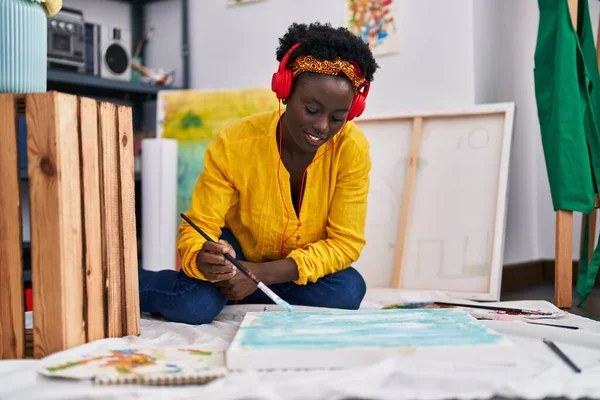 Young African American Woman Artist Listening Music Drawing Art Studio — Fotografia de Stock