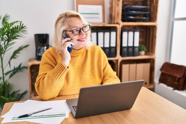Middle Age Blonde Woman Businesswoman Talking Smartphone Working Office — ストック写真