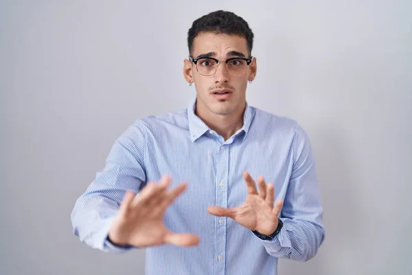 Bonito Homem Hispânico Vestindo Roupas Negócios Óculos Com Medo Aterrorizado — Fotografia de Stock