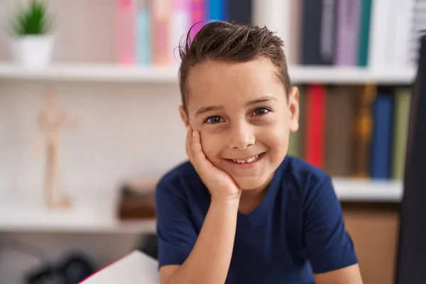 Entzückendes Hispanisches Kleinkind Lächelt Selbstbewusst Tisch Der Bibliotheksschule — Stockfoto
