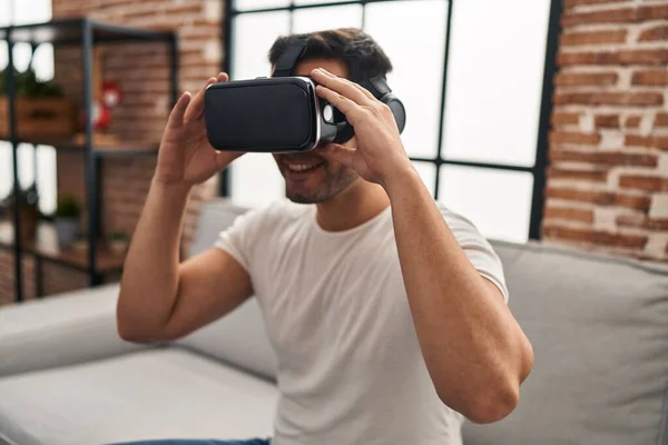 Mladý Hispánec Hraje Videohry Brýlemi Virtuální Reality Doma — Stock fotografie