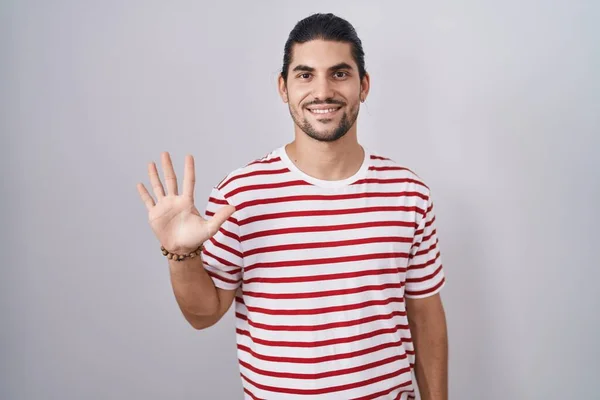 Hispanic Man Long Hair Standing Isolated Background Showing Pointing Fingers — Foto de Stock