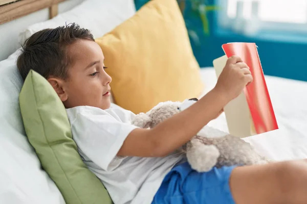 Adorável Criança Hispânica Leitura Livro Deitado Cama Quarto — Fotografia de Stock