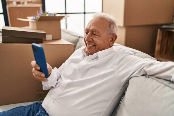 Homem Sênior Sorrindo Confiante Usando Smartphone Nova Casa — Fotografia de Stock
