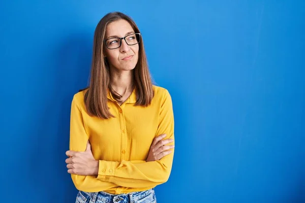 Young Woman Wearing Glasses Standing Blue Background Smiling Looking Side — Stockfoto