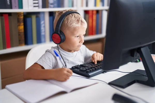 Adorable Toddler Student Using Computer Writing Notebook Classroom — Fotografia de Stock