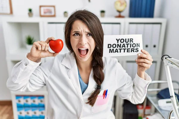 Joven Doctora Sosteniendo Pancarta Donaciones Clínica Enfadada Loca Gritando Frustrada — Foto de Stock