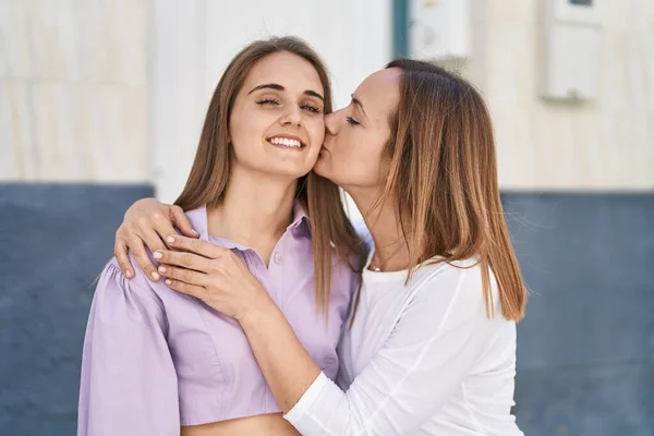Duas Mulheres Mãe Filha Abraçando Outro Beijando Rua — Fotografia de Stock