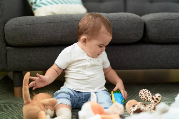 Чарівний Малюк Грає Іграшками Сидячи Підлозі Вдома — стокове фото