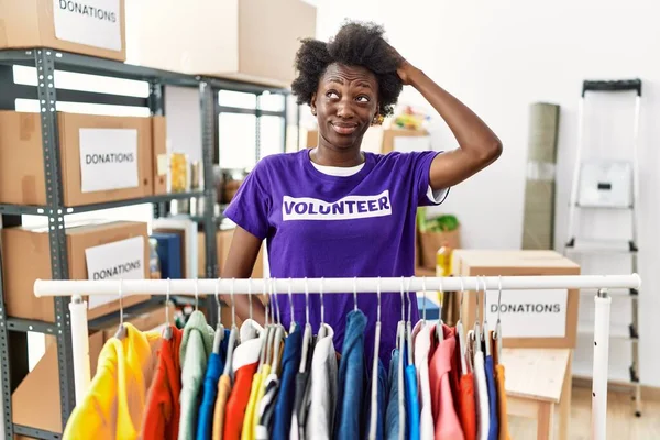 African Young Woman Wearing Volunteer Shirt Donations Stand Confuse Wonder — Stock Photo, Image