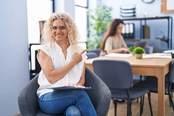Wanita Paruh Baya Yang Bekerja Kantor Memegang Papan Klip Tersenyum — Stok Foto