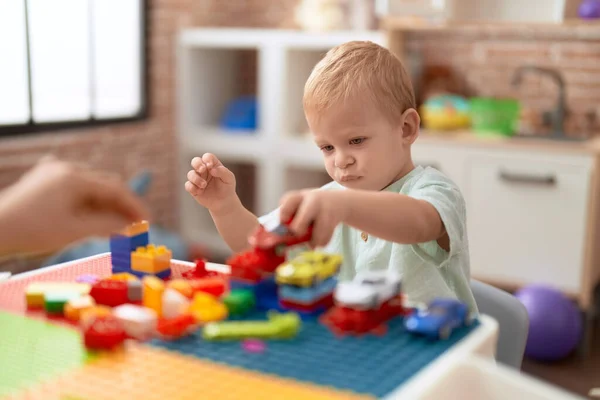 Чарівний Малюк Грає Машиною Іграшкою Будівельними Блоками Сидячи Столі Дитячому — стокове фото