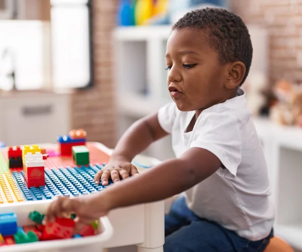 Anaokulundaki Masada Oturan Afrikalı Amerikalı Çocuk Inşaat Bloklarıyla Oynuyor — Stok fotoğraf