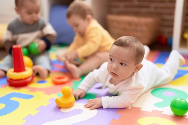 幼稚园的一群幼儿坐在地板上玩玩具 — 图库照片