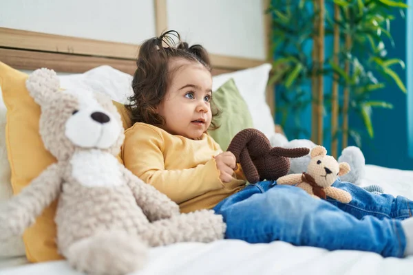 Sevimli Spanyol Kız Yatakta Oyuncak Bebekle Oynuyor — Stok fotoğraf