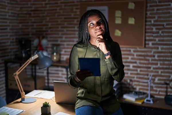 Young African American Braids Working Office Night Hand Chin Thinking — Foto de Stock