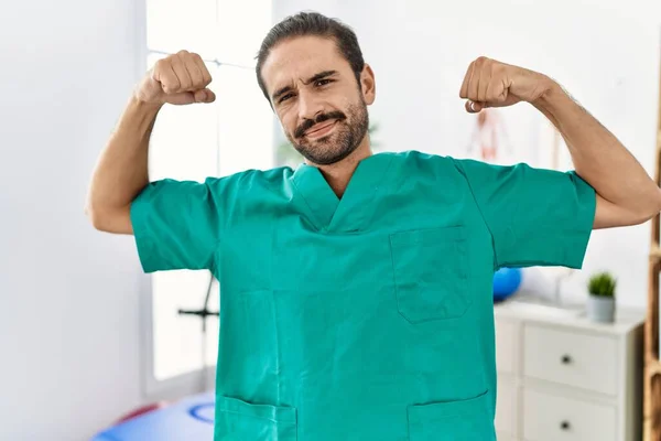 Young Physiotherapist Working Pain Recovery Clinic Showing Arms Muscles Smiling — Stok fotoğraf