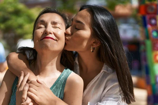 Две Женщины Мать Дочь Обнимают Друг Друга Целуясь Парке — стоковое фото