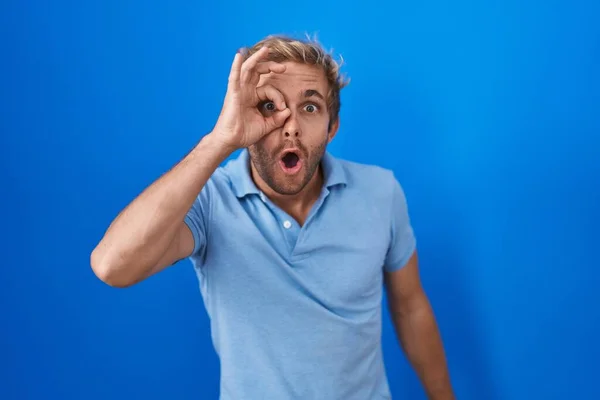 Caucasian Man Standing Blue Background Doing Gesture Shocked Surprised Face — Stock fotografie
