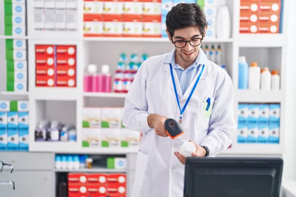 Young Hispanic Man Pharmacist Smiling Confident Scanning Pills Bottle Pharmacy — Foto de Stock