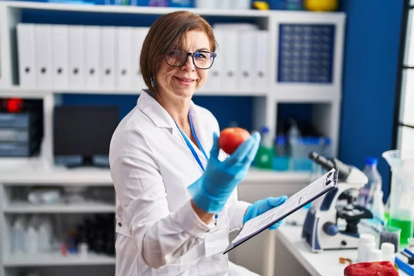 Středního Věku Žena Vědec Drží Jablko Čtení Zprávu Laboratoři — Stock fotografie