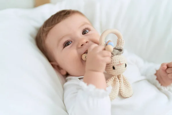 Sevimli Bebek Yatak Odasında Bebek Isırırken Yatakta Yatıyor — Stok fotoğraf