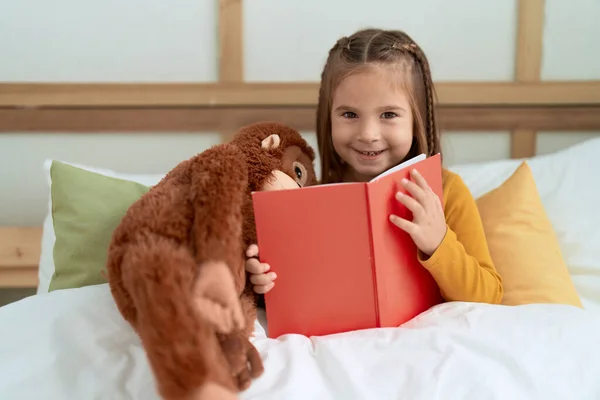 Чарівна Іспаномовна Дівчина Читає Книгу Сидячи Ліжку Спальні — стокове фото